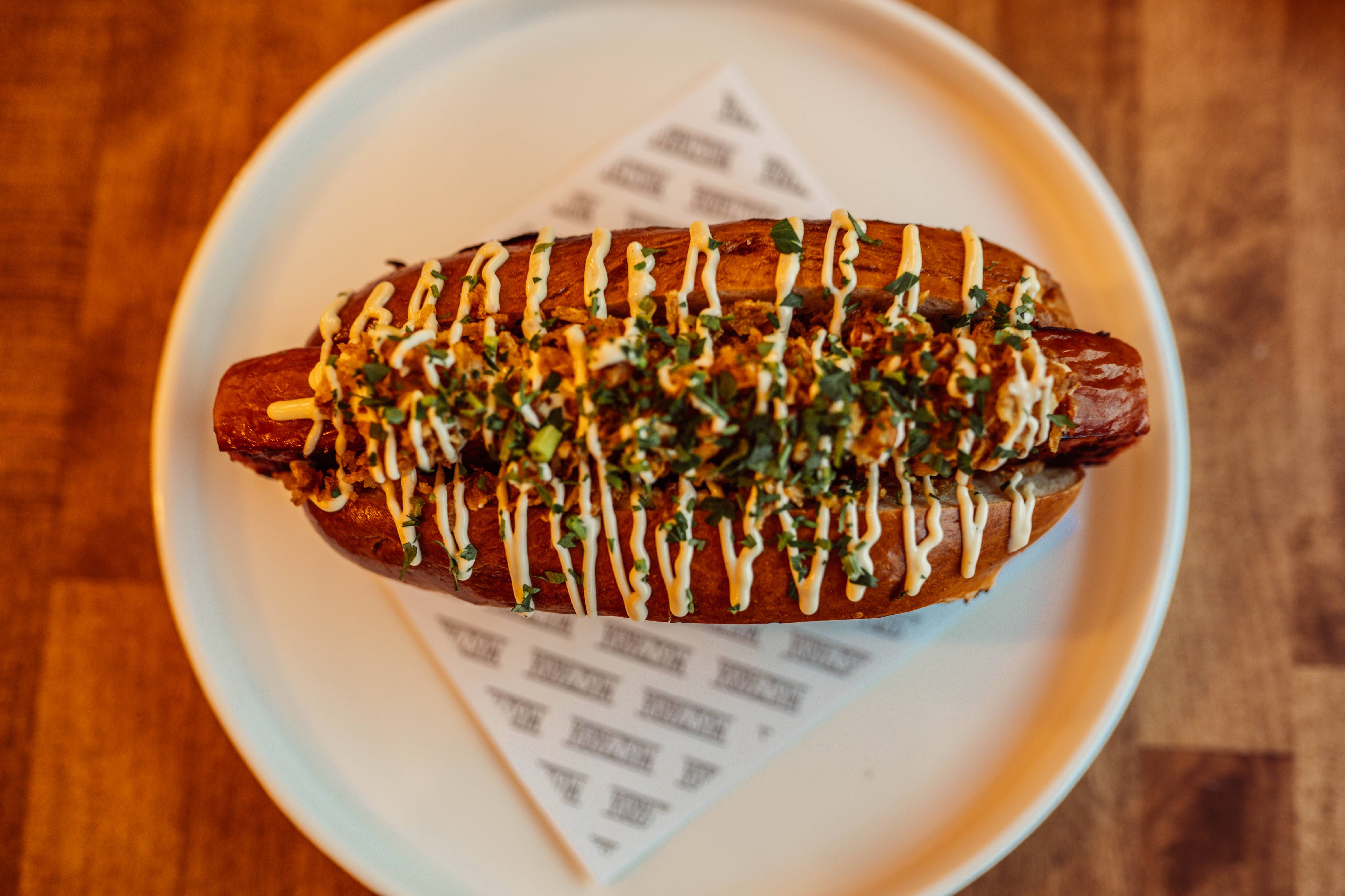 Hot Dog Klasyczny z Kiszonym Ogórkiem