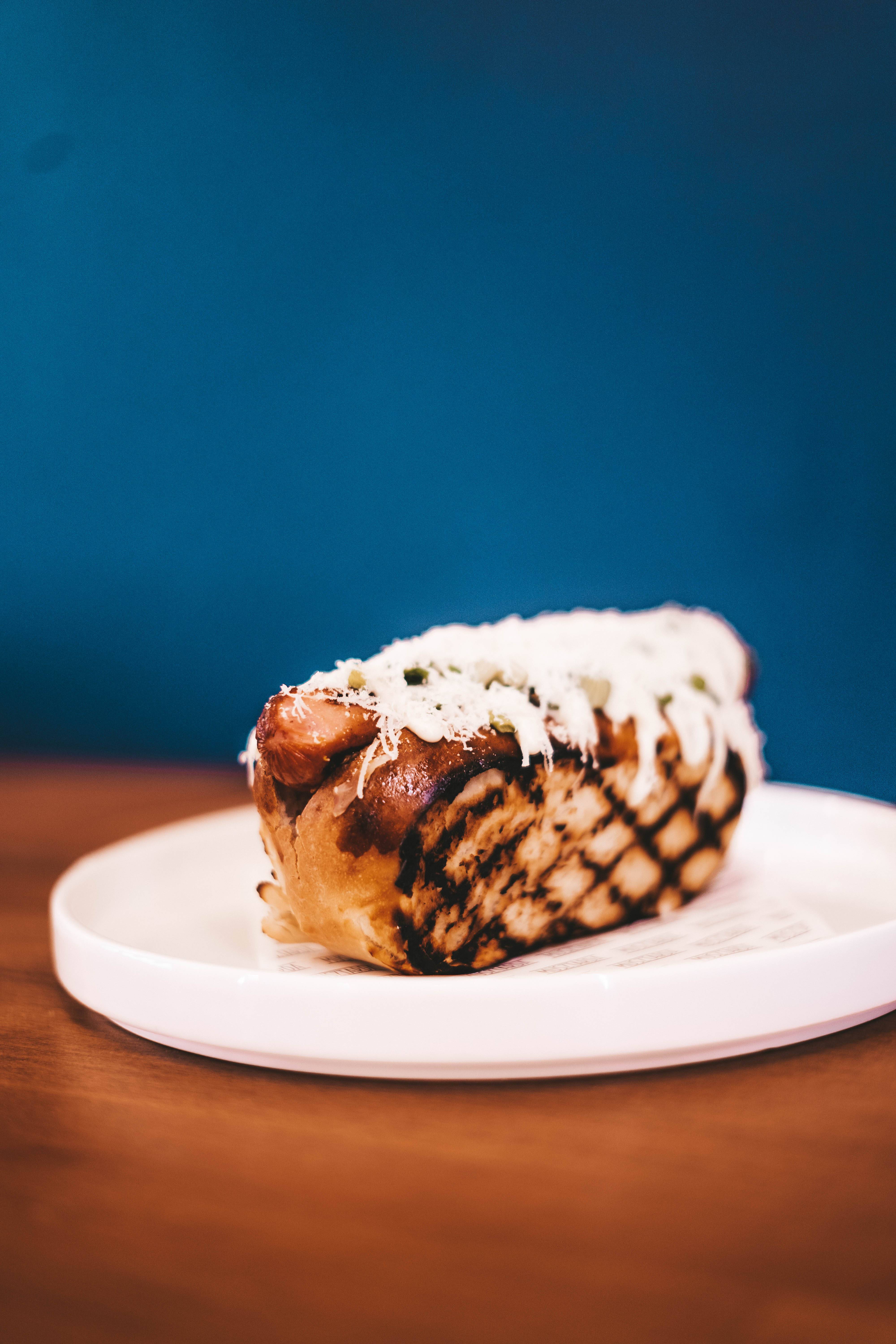 Hot Dog Serowy z Sosem Serowym